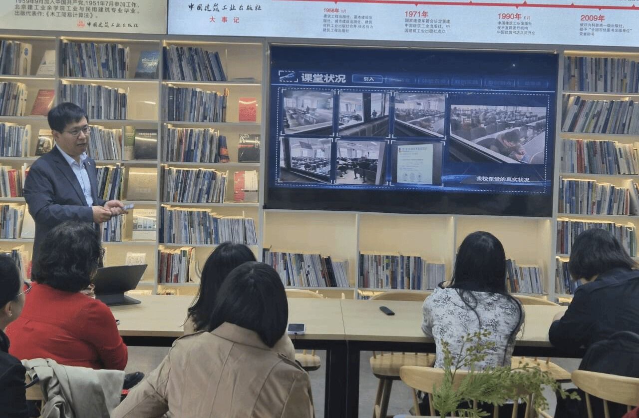 我校开展“破解课堂低头顽疾，探索AI时代引导式教学新范式”沙龙活动